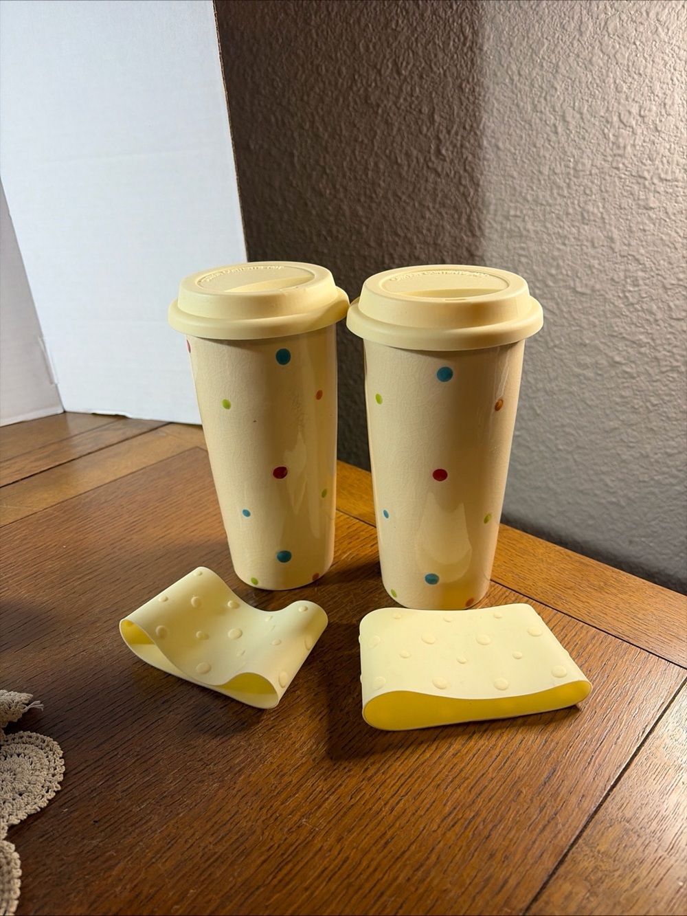 Temp-tations by Tara Polka Dot 16 Oz Ceramic Travel Mugs w Lid And Sleeve